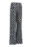 Travelbroek met print in de kleur zwart/off white met wijde rechte pijp en elastieken tailleband.
