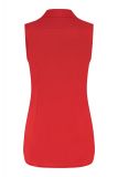 Achterzijde van de mouwloze travelblouse met klassieke kraag en aangesloten fit van het merk Studio Anneloes in de kleur rood.