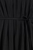 Mouwloos traveljurkje met geplooide ronde hals en bijpassend strikkoord van het merk Studio Anneloes in de kleur zwart/off white.