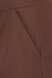 Travelbroek met elastieken tailleband en rechte pijp in de kleur chestnut.