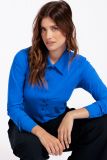 Traditionele blouse met lange mouwen gemaakt van stravelstof in de kleur cobalt.