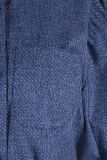Jasje met ronde hals, borstzak, knoopsluiting en strikceintuur in de kleur jeans blue.