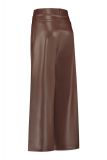 Faux leather broek met wijde rechte pijpen met een knoop/ritssluiting en een tailleband met riemlusjes van het merk Studio Anneloes in de kleur chestnut.