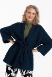 Doorgestikte kimono jas met medium lengte, 2 handige steekzakken en bijpassend strikceintuur van het merk Studio Anneloes in de kleur denim blue.