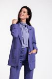 Lange blazer met reverskraag, opgestikte zakken, mouwen met omslag en 1 knoop in de kleur purpleblue.