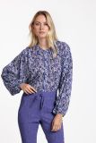 Blouse met ronde hals met lange mouwen met elastieken boordje en knoopsluiting in de kleur off white/purple blue.