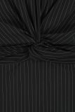 Pinstripe traveljurk met lange mouwen, V-hals en twistdetail in de taille van het merk Studio Anneloes in de kleur zwart/off white.