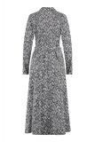 Lange doorknoop jurk met klassieke kraag, steekzakken en strikceintuur van het merk Studio Anneloes in de kleur zwart/off white.