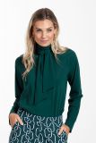 Travelblouse met lange mouwen, hoge hals met strikdetail en regular fit van het merk Studio Anneloes in de kleur deep green.
