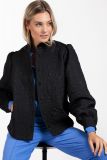Gequilt jasje met bloemendessin van het merk Studio Anneloes met knoopsluiting, hoge ronde hals en gepofte mouw met manchetten in de kleur zwart.