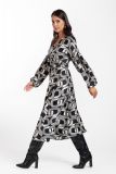 Satin jurk met print van het merk Studio Anneloes met overslag met strikdetail en lange mouwen in de kleur kit/zwart.