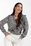 Viscose blouse van het merk Studio Anneloes met V-hals, parelknoopjes, ruches en lange mouwen met manchetten in de kleur kit/zwart.