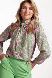 Travelblouse met hoge hals met strikdetail en lange pofmouwen met manchetten van het merk Studio Anneloes in de kleur pink/light green.
