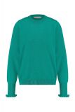 Fijn gebreide wollen pullover met ruffles en ronde hals van het merk Studio Anneloes in de kleur emerald.