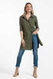 Lange travel blouse met doorlopende knoopsluiting, een kraag en borstzakjes van het merk Studio Anneloes in de kleur army.