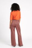 Broek van het merk Studio Anneloes met een wijde rechte pijp en elastieken tailleband in een oranje/fuchsia print.