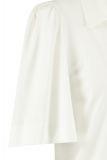 Travelblouse van het merk studio Anneloes met blousekraag, wijde korte mouwen en een blinde knoopsluiting in de kleur off white.