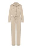 Denim jumpsuit van het merk Studio Anneloes met lange mouwen, blousekraag, knoopsluiting, strikcentuur en rechte pijp in de kleur kit.