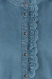 Blouse van het merk Studio Anneloes met ronde hals en knopenlijst met broderie ruche en lange pofmouwen met smalle manchetten in de kleur mid jeans.