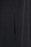 Getailleerde traveljurk met ronde hals met V-insnede, korte mouwen en 2 steekzakken van het merk Studio Anneloes in de kleur zwart.