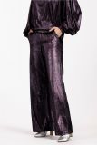 Metallic look broek met een elastieken tailleband, steekzakken en wijde pijpen van het merk Studio Anneloes in de kleur deep purple.