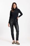 Faux leather broek van het merk Studio Anneloes met elastieken tailleband en strikceintuur in de kleur zwart.