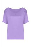 Satinlook T-shirt van het merk Studio Anneloes met wijde korte mouw met plooien en V-hals/ronde hals op 2 manieren te dragen in de kleur lila.