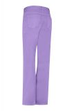 Lila jeans met uitlopende pijp, pintuck, steekzakken achter en paspelzakken aan de voorkant van het merk Studio Anneloes in de kleur lila.