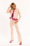 Flared denim broek van het merk Studio Anneloes met knoopdetails in de kleur blush.