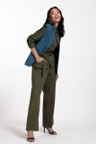 Mouwloze travel blazer met opgestikte zakken en bijpassend strikceintuur van het merk Studio Anneloes in de kleur denim blue.