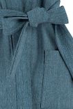 Mouwloze travel blazer met opgestikte zakken en bijpassend strikceintuur van het merk Studio Anneloes in de kleur denim blue.