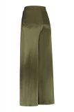 Satinlook broek van het merk Studio Anneloes met elastieken tailleband en wijde broekspijpen in de kleur army.