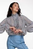 Polyester blouse met print van het merk Studio ANneloes met ronde hoge hals met ruche, halve knoopsluiting met ruche en lange trompetmouwen in de kleur taupe/kit.