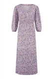 Maxi jurk met bloemenprint van het merk Studio Anneloes met driekwart mouw, elastieken taille en V-hals in de kleur lila/coral.