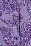 Jacquard blouse met leave print, driekwart mouwen en V-hals met knoopjes van het merk Studio Anneloes in de kleur lila.
