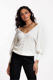 Gebreide trui met ruime V-hals aan voor en achterkant, driekwart pofmouwen en sierknopen van het merk Studio Anneloes in de kleur wit.