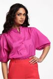 Katoenen blouse van het merk Studio Anneloes met ronde kraag, knoopsluiting en korte pofmouwen in de kleur fuchsia.