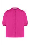 Katoenen blouse van het merk Studio Anneloes met ronde kraag, knoopsluiting en korte pofmouwen in de kleur fuchsia.