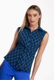 Mouwloze blouse met kraag, knoopsluiting en twist van het merk Studio Anneloes in de kleur sky/emerald.