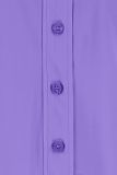 Mouwloze travelblouse met kraag, knoopsluiting en rond gesneden onderkant in de kleur paars.