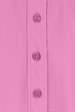 Mouwloze travelblouse met kraag, knoopsluiting en rond gesneden onderkant in de kleur pink.