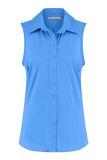 Mouwloze travelblouse met kraag, knoopsluiting en rond gesneden onderkant in de kleur shirt blue.