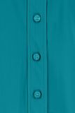 Mouwloze travelblouse met kraag, knoopsluiting en rond gesneden onderkant in de kleur turquoise.