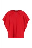 Traveltop met korte wijde mouw, ronde hals met knoopje en losse fit van het merk Studio Anneloes in de kleur rood.