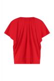 Traveltop met korte wijde mouw, ronde hals met knoopje en losse fit van het merk Studio Anneloes in de kleur rood.