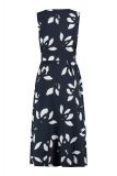 Mouwloos traveljurkje van het merk Studio Anneloes met bloemenprint, ronde hals en self fabric strikceintuur in de kleur donker blauw/off white.