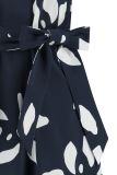 Mouwloos traveljurkje van het merk Studio Anneloes met bloemenprint, ronde hals en self fabric strikceintuur in de kleur donker blauw/off white.