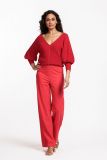 Broek van het merk Studio Anneloes van stevige travel kwaliteit met high waist, faux paspelzakken en rechte, wijde pijpen in de kleur rood.