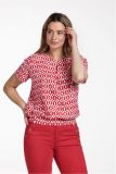 Shirt van het merk Studio Anneloes met ronde hals met splitneck, korte mouwen en een boord gemaakt van travelstof in de kleuren wit/rood.