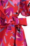 Travelblazer met bloemenprint van het merk Studio Anneloes met korte pofmouwen, knoopsluiting en strikceintuur in de kleurred/pink.